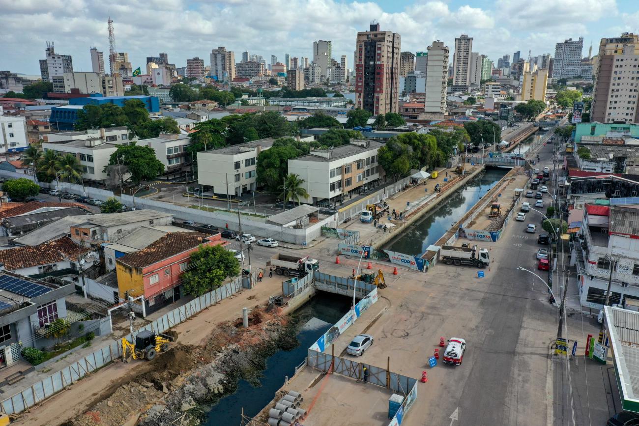 Trânsito na Avenida Almirante Tamandaré é alterado para o avanço da obra do parque linear